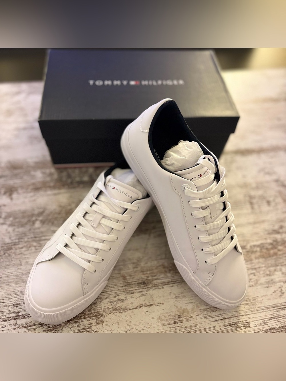 NEW Tommy Hilfiger Men’s White Sneakers – Size 8
